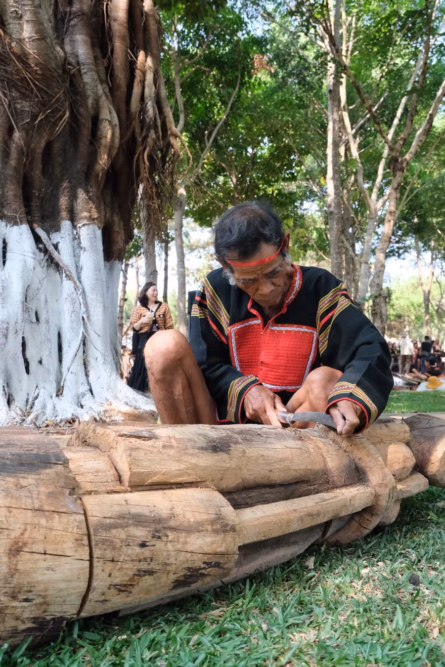 Nghệ nhân Jrai tạc tượng gỗ. Ảnh: Hoàng Ngọc