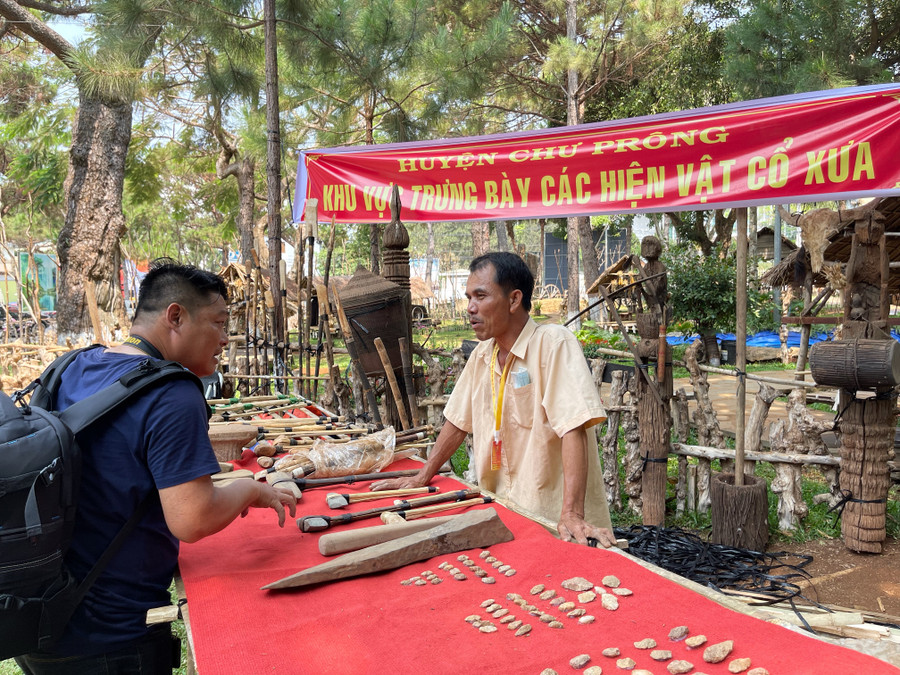 Nhà sưu tầm Nguyễn Văn Hưng (huyện Chư Prông) giới thiệu các cổ vật. Ảnh: Hoàng Ngọc Nhà sưu tầm Nguyễn Văn Hưng (huyện Chư Prông) giới thiệu các cổ vật. Ảnh: Hoàng Ngọc