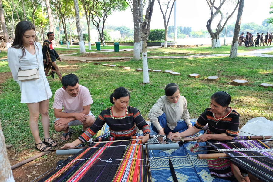 Không gian sinh hoạt văn hóa thu hút người dân đến tìm hiểu, trải nghiệm. Ảnh: Hoàng Ngọc Không gian sinh hoạt văn hóa thu hút người dân đến tìm hiểu, trải nghiệm. Ảnh: Hoàng Ngọc