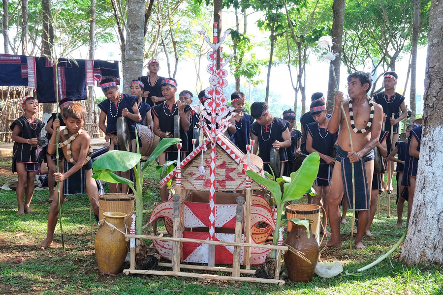 Sắc màu văn hóa của đoàn nghệ nhân Bahnar huyện Kông Chro. Ảnh: Hoàng Ngọc Sắc màu văn hóa của đoàn nghệ nhân Bahnar huyện Kông Chro. Ảnh: Hoàng Ngọc