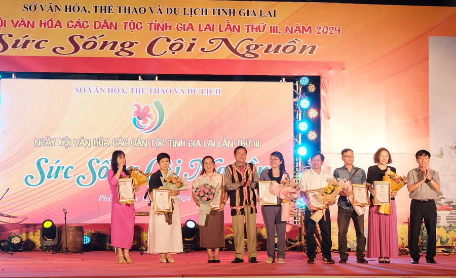 Ngày hội văn hóa các dân tộc nhận được sự quan tâm, ủng hộ của nhiều đơn vị, doanh nghiệp. Ban tổ chức vinh danh các nhà tài trợ tại đêm hội. Ảnh: Hoàng Ngọc Ngày hội văn hóa các dân tộc nhận được sự quan tâm, ủng hộ của nhiều đơn vị, doanh nghiệp. Ban tổ chức vinh danh các nhà tài trợ tại đêm hội. Ảnh: Hoàng Ngọc