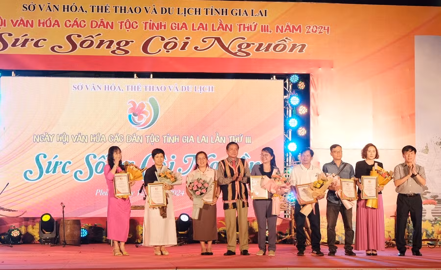 Ngày hội văn hóa các dân tộc nhận được sự quan tâm, ủng hộ của nhiều đơn vị, doanh nghiệp. Ban tổ chức vinh danh các nhà tài trợ tại đêm hội. Ảnh: Hoàng Ngọc