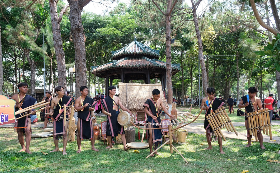 Nghệ nhân trẻ đến từ huyện Phú Thiện trình diễn nhạc cụ dân tộc. Ảnh: Hoàng Ngọc Nghệ nhân trẻ đến từ huyện Phú Thiện trình diễn nhạc cụ dân tộc. Ảnh: Hoàng Ngọc