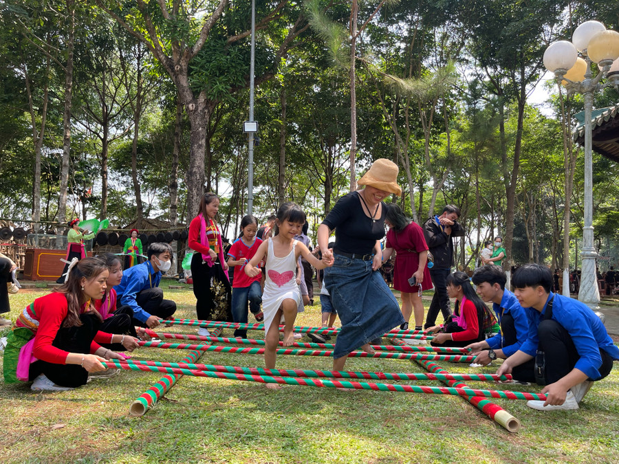 Nhiều người dân hào hứng tham gia trò chơi nhảy sạp của các dân tộc phía Bắc tại Ngày hội. Ảnh: Hoàng Ngọc Nhiều người dân hào hứng tham gia trò chơi nhảy sạp của các dân tộc phía Bắc tại Ngày hội. Ảnh: Hoàng Ngọc