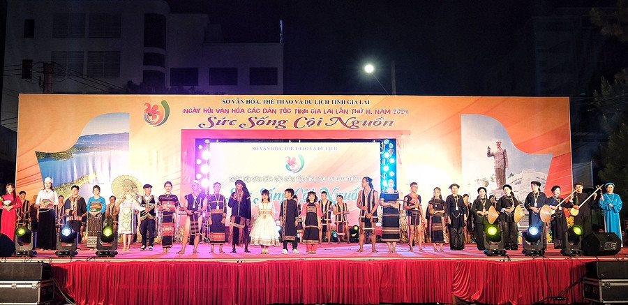 Các nghệ nhân trình diễn trang phục các dân tộc trong đêm hội. Ảnh: Hoàng Ngọc Các nghệ nhân trình diễn trang phục các dân tộc trong đêm hội. Ảnh: Hoàng Ngọc