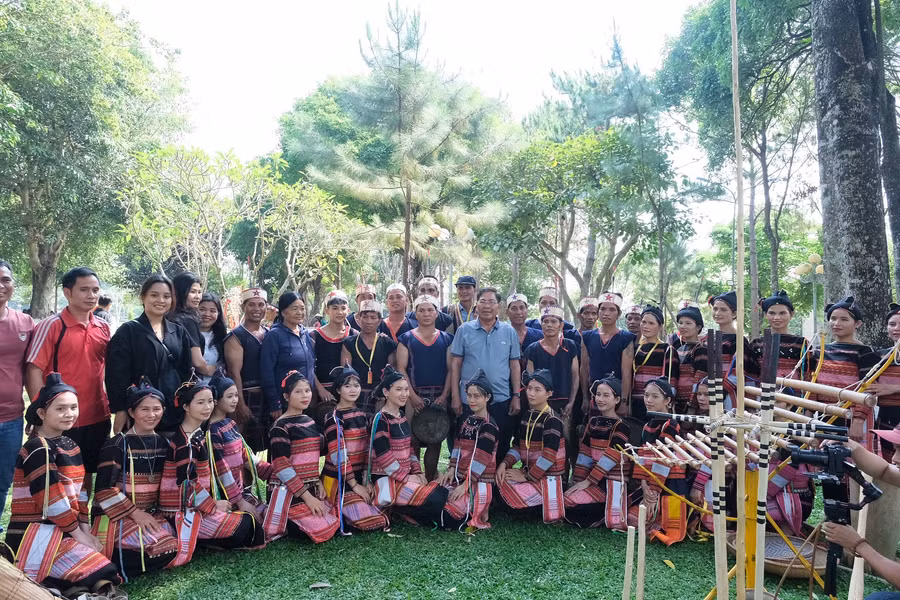 Đồng chí Hà Sơn Nhin (giữa hàng)-Nguyên Bí thư Tỉnh ủy Gia Lai đến thăm và khích lệ tinh thần các nghệ nhân Bahnar huyện Kbang. Ảnh: Hoàng Ngọc