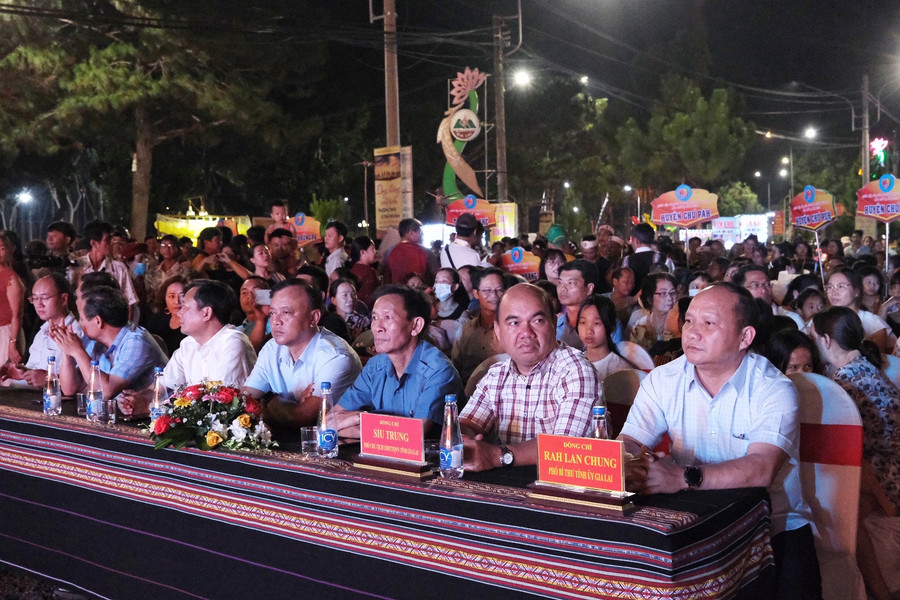 Lãnh đạo tỉnh Gia Lai luôn dành sự quan tâm cho sự nghiệp văn hóa. Ảnh: Hoàng Ngọc Lãnh đạo tỉnh Gia Lai luôn dành sự quan tâm cho sự nghiệp văn hóa. Ảnh: Hoàng Ngọc