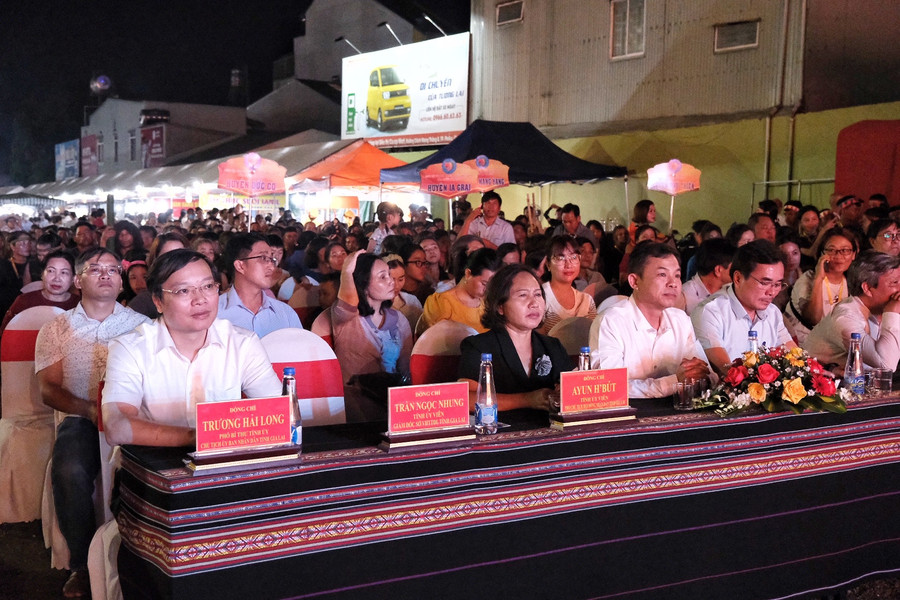 Các đồng chí lãnh đạo tỉnh tham dự đêm hội. Ảnh: Hoàng Ngọc Các đồng chí lãnh đạo tỉnh tham dự đêm hội. Ảnh: Hoàng Ngọc