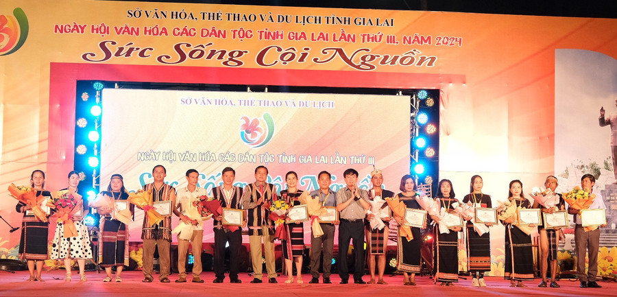 Trao chứng nhận cho các đoàn nghệ nhân tham gia Ngày hội. Ảnh: Hoàng Ngọc Trao chứng nhận cho các đoàn nghệ nhân tham gia Ngày hội. Ảnh: Hoàng Ngọc