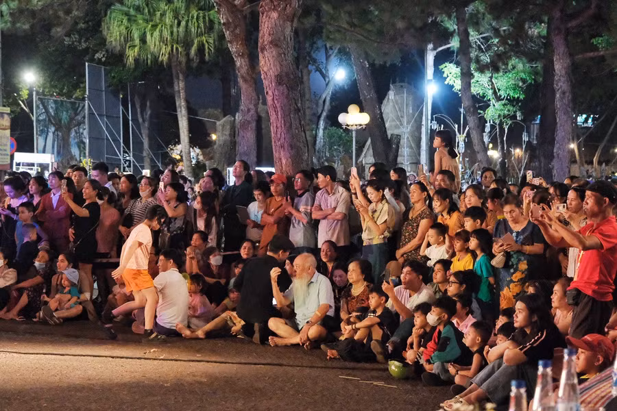 Đông đảo khán giả đến thưởng thức các tiết mục trong đêm hội. Ảnh: Hoàng Ngọc Đông đảo khán giả đến thưởng thức các tiết mục trong đêm hội. Ảnh: Hoàng Ngọc