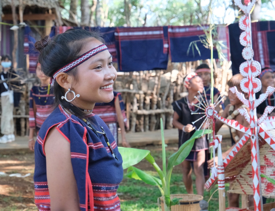 Trang sức truyền thống của các thiếu nữ Bahnar. Ảnh: Hoàng Ngọc Trang sức truyền thống của các thiếu nữ Bahnar. Ảnh: Hoàng Ngọc