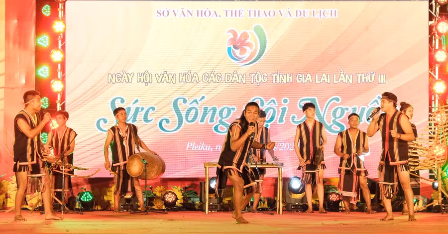 Tam ca “Những chàng trai dũng cảm” do nghệ nhân TP. Pleiku biểu diễn. Ảnh: Hoàng Ngọc Tam ca “Những chàng trai dũng cảm” do nghệ nhân TP. Pleiku biểu diễn. Ảnh: Hoàng Ngọc