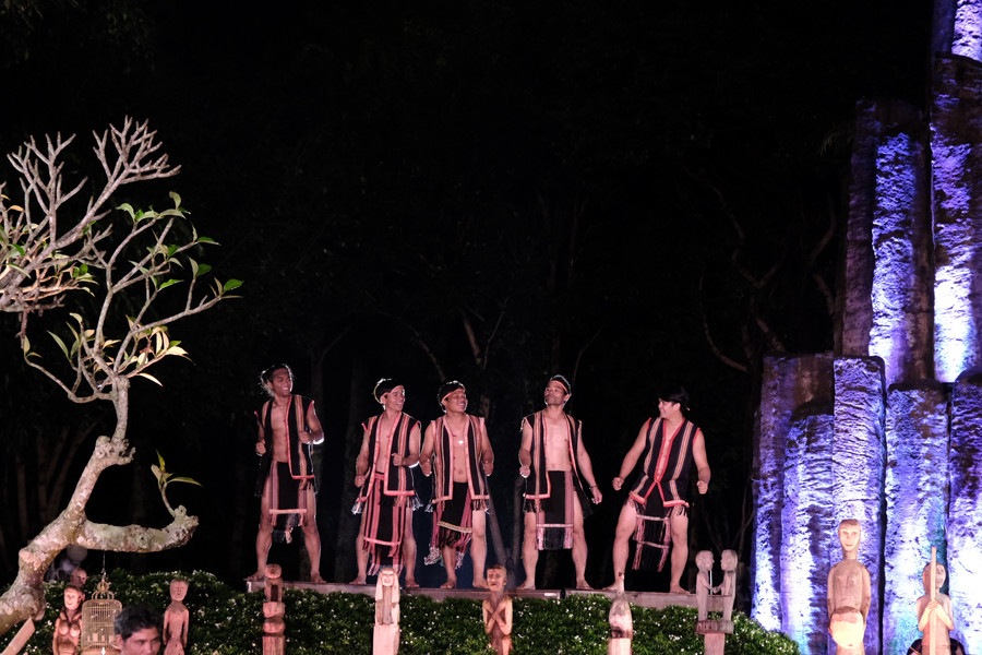 Những nghệ sĩ chân đất trên sân khấu nghệ thuật Những nghệ sĩ chân đất trên sân khấu nghệ thuật