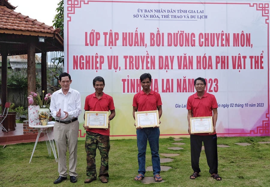 Phó giám đốc Sở Văn hóa-Thể thao và Du lịch Nguyễn Đức Hoàng tặng giấy khen cho 3 nghệ nhân xuất sắc. Ảnh: Hoàng Ngọc Phó giám đốc Sở Văn hóa-Thể thao và Du lịch Nguyễn Đức Hoàng tặng giấy khen cho 3 nghệ nhân xuất sắc. Ảnh: Hoàng Ngọc