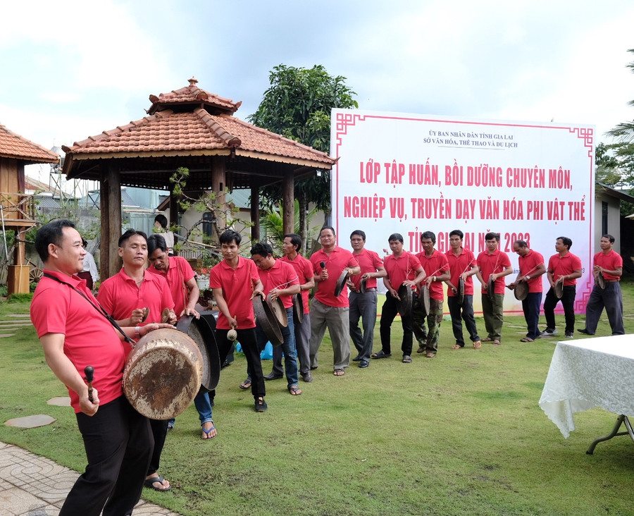 Học viên trình diễn cồng chiêng để kiểm chứng kết quả sau khi được tập huấn chỉnh chiêng. Ảnh: Hoàng Ngọc Học viên trình diễn cồng chiêng để kiểm chứng kết quả sau khi được tập huấn chỉnh chiêng. Ảnh: Hoàng Ngọc