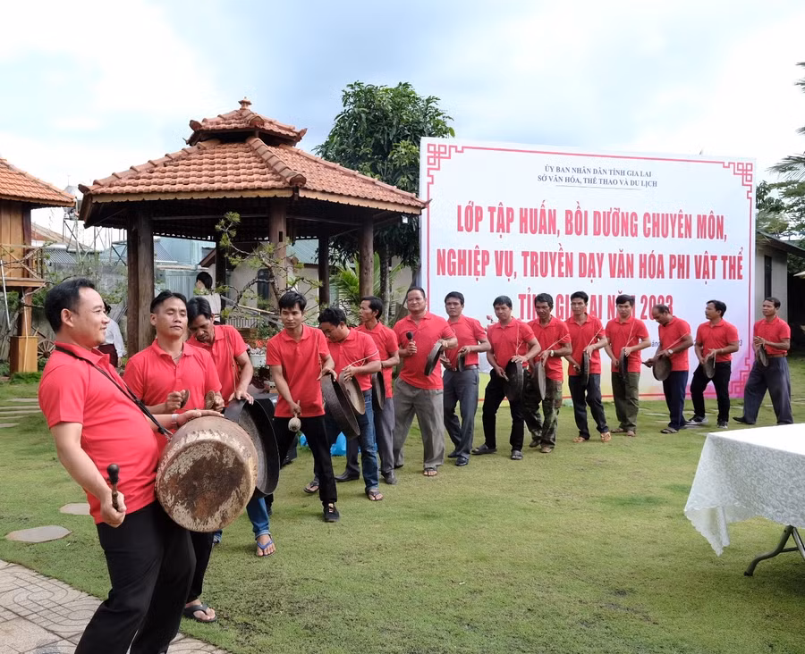 Học viên trình diễn cồng chiêng để kiểm chứng kết quả sau khi được tập huấn chỉnh chiêng. Ảnh: Hoàng Ngọc