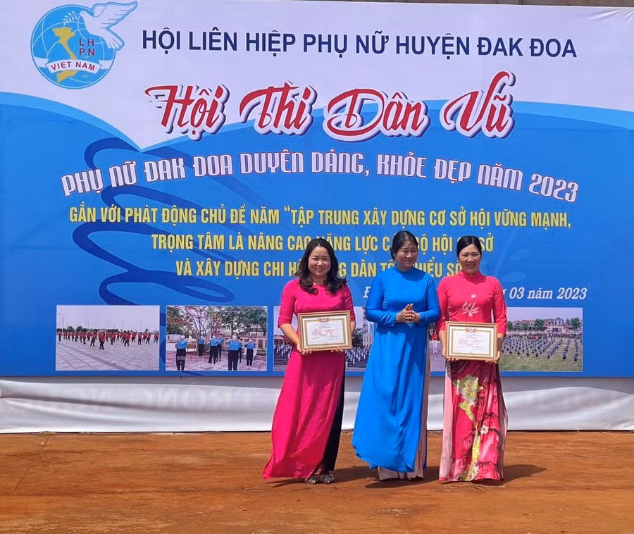 Hội LHPN huyện Đak Đoa trao giải cho các đội tham gia thi dân vũ. Ảnh: Minh Châu Hội LHPN huyện Đak Đoa trao giải cho các đội tham gia thi dân vũ. Ảnh: Minh Châu