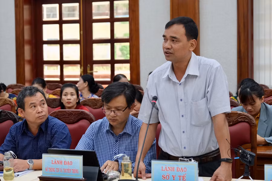 Bác sĩ Đinh Hà Nam-Phó giám đốc Sở Y tế Gia Lai trả lời các vấn đề liên quan đến công tác chăm sóc sức khỏe cho phụ nữ. Ảnh: Minh Châu