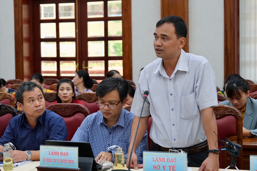 Bác sĩ Đinh Hà Nam-Phó giám đốc Sở Y tế Gia Lai trả lời các vấn đề liên quan đến công tác chăm sóc sức khỏe cho phụ nữ. Ảnh: Minh Châu