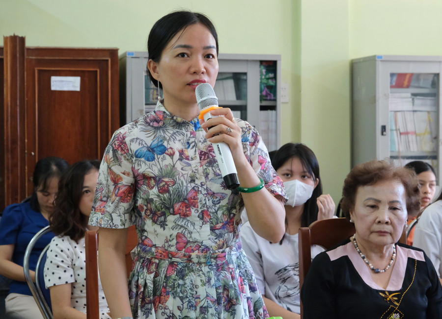 Nhà văn Đào An Duyên-Hội viên Hội Văn học Nghệ thuật Gia Lai chia sẻ về việc xuất bản và công bố tác phẩm của người trẻ viết văn. Ảnh: Minh Châu Nhà văn Đào An Duyên-Hội viên Hội Văn học Nghệ thuật Gia Lai chia sẻ về việc xuất bản và công bố tác phẩm của người trẻ viết văn. Ảnh: Minh Châu