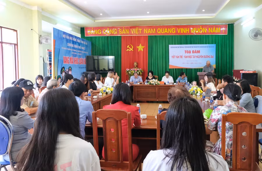 Tọa đàm với chủ đề "Viết văn trẻ-Văn học Tây Nguyên đương đại". Ảnh: Minh Châu Tọa đàm với chủ đề "Viết văn trẻ-Văn học Tây Nguyên đương đại". Ảnh: Minh Châu