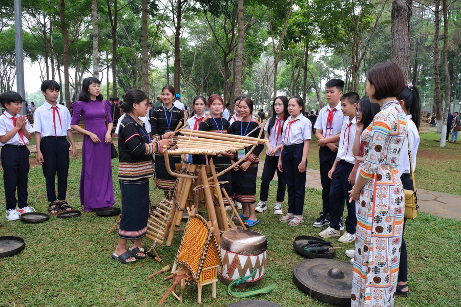 Cô và trò Trường THCS Nguyễn Du tìm hiểu về các nhạc cụ dân tộc Tây Nguyên. Ảnh: Hoàng Ngọc Cô và trò Trường THCS Nguyễn Du tìm hiểu về các nhạc cụ dân tộc Tây Nguyên. Ảnh: Hoàng Ngọc