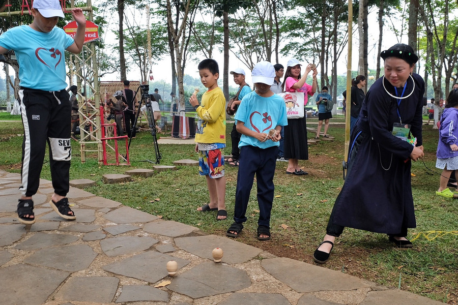 Học sinh hào hứng chọi cù cùng các nghệ nhân dân tộc Tày. Ảnh: Hoàng Ngọc Học sinh hào hứng chọi cù cùng các nghệ nhân dân tộc Tày. Ảnh: Hoàng Ngọc