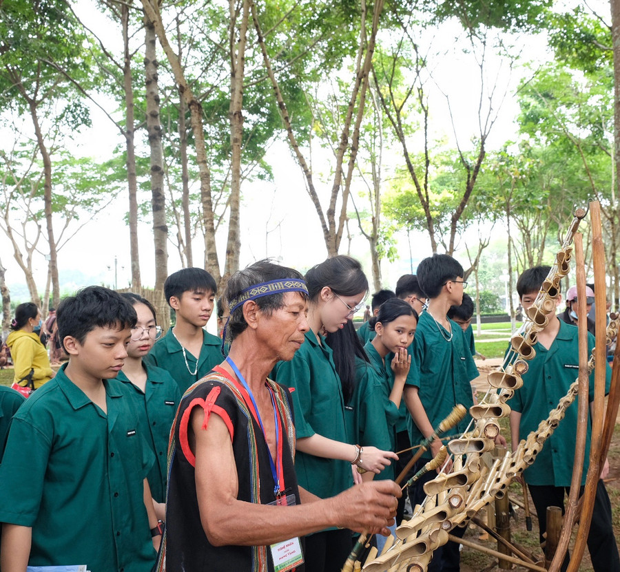Học sinh Trường THCS Lý Tự Trọng (TP. Kon Tum, tỉnh Kon Tum) xem nghệ nhân biểu diễn đàn t'rưng, đồng thời tìm hiểu về văn hóa Tây Nguyên tại Ngày hội Văn hóa các dân tộc tỉnh Gia Lai. Ảnh: Hoàng Ngọc Học sinh Trường THCS Lý Tự Trọng (TP. Kon Tum, tỉnh Kon Tum) xem nghệ nhân biểu diễn đàn t'rưng, đồng thời tìm hiểu về văn hóa Tây Nguyên tại Ngày hội Văn hóa các dân tộc tỉnh Gia Lai. Ảnh: Hoàng Ngọc