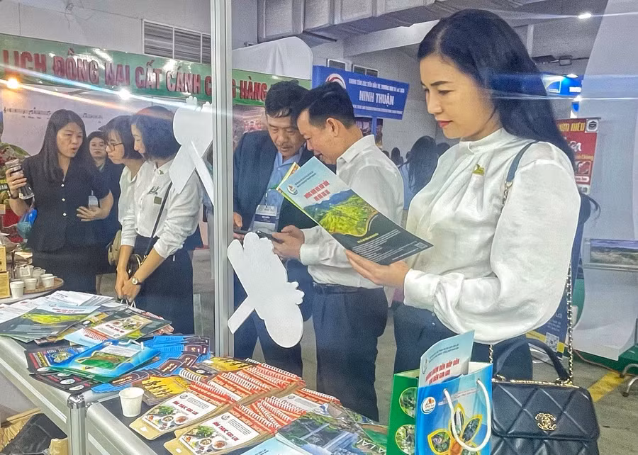 Khách tham gia hội chợ tìm hiểu về du lịch Gia Lai tại gian hàng của tỉnh. Ảnh: Bùi Hương Thảo