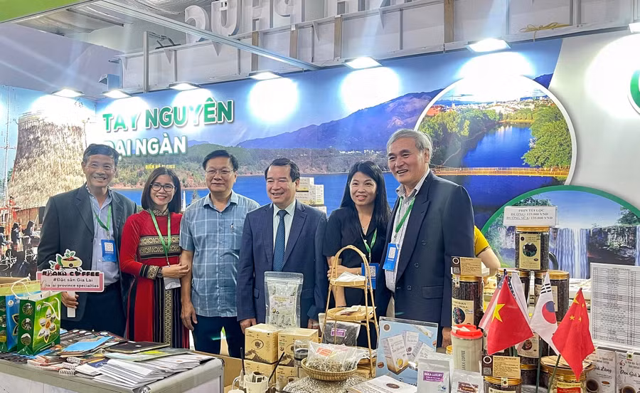 Phó tổng cục trưởng Cục Du lịch quốc gia Việt Nam Hà Văn Siêu (thứ 3 từ phải qua) tham quan gian hàng tỉnh Gia Lai. Ảnh: Bùi Hương Thảo