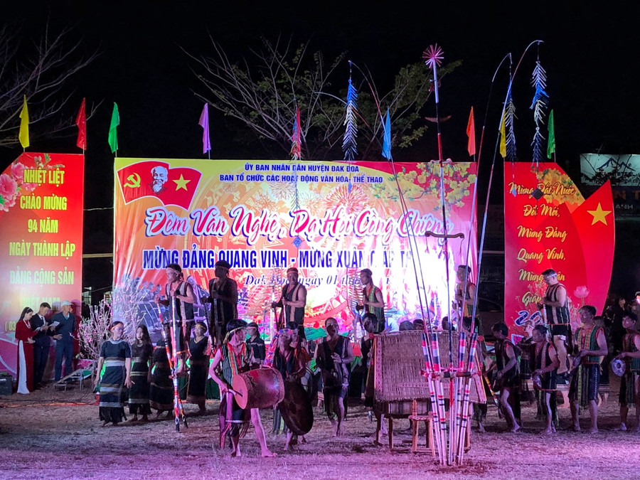 Các nghệ nhân mang đến cho khán giả những màn trình diễn đặc sắc. Ảnh: Anh Tuấn