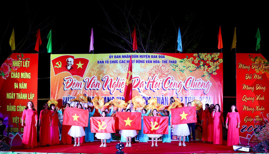 Các tiết mục văn nghệ mừng Đảng, mừng Xuân mang đến không khí vui tươi trước thềm năm mới. Ảnh: Anh Tuấn