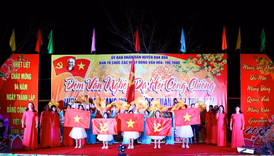 Các tiết mục văn nghệ mừng Đảng, mừng Xuân mang đến không khí vui tươi trước thềm năm mới. Ảnh: Anh Tuấn