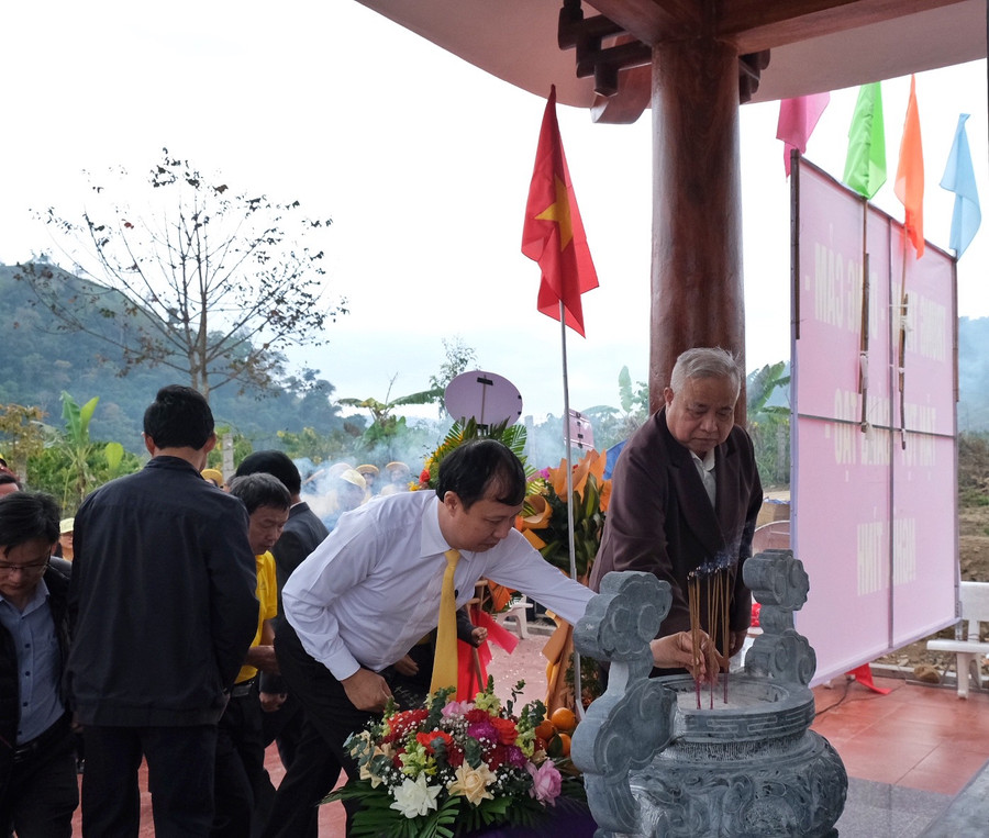 Các thế hệ lãnh đạo, nguyên lãnh đạo ngành Bưu điện tỉnh dâng hương tại Nhà bia di tích. Ảnh: Hoàng Ngọc Các thế hệ lãnh đạo, nguyên lãnh đạo ngành Bưu điện tỉnh dâng hương tại Nhà bia di tích. Ảnh: Hoàng Ngọc