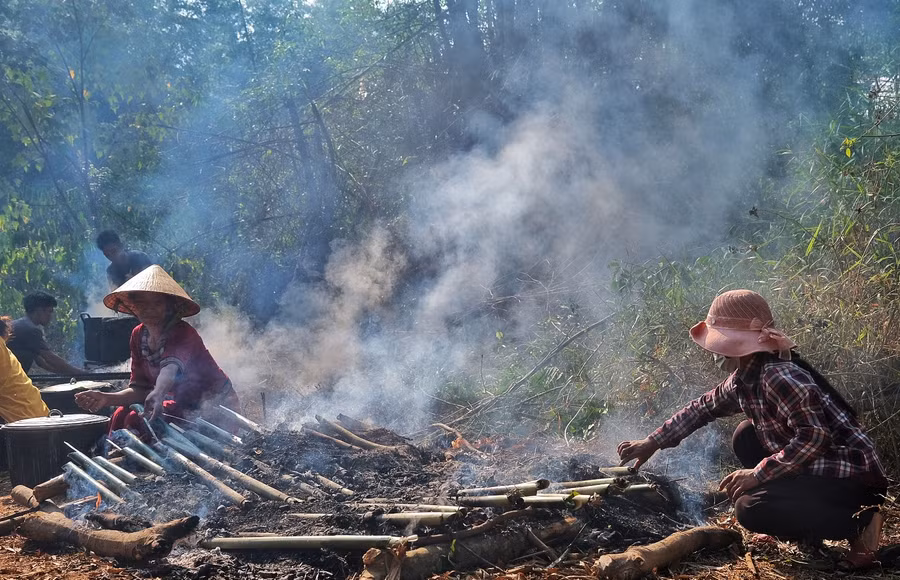 Chuẩn bị ẩm thực cho lễ hội. Ảnh: Hoàng Ngọc