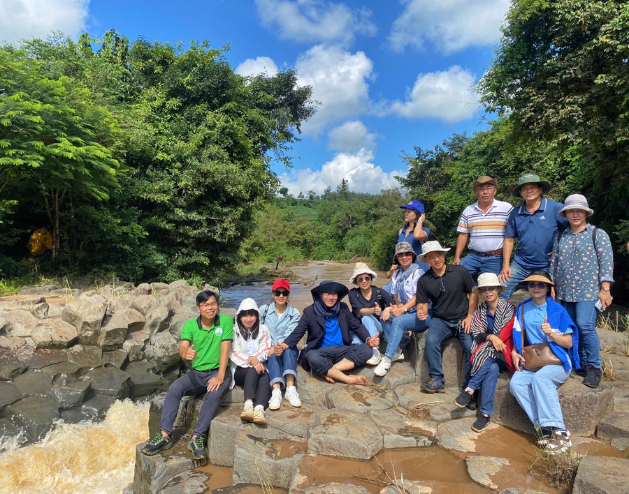 Đoàn khảo sát suối đá cổ tại thị trấn Ia Ly, huyện Chư Păh. Ảnh: HOÀNG NGỌC