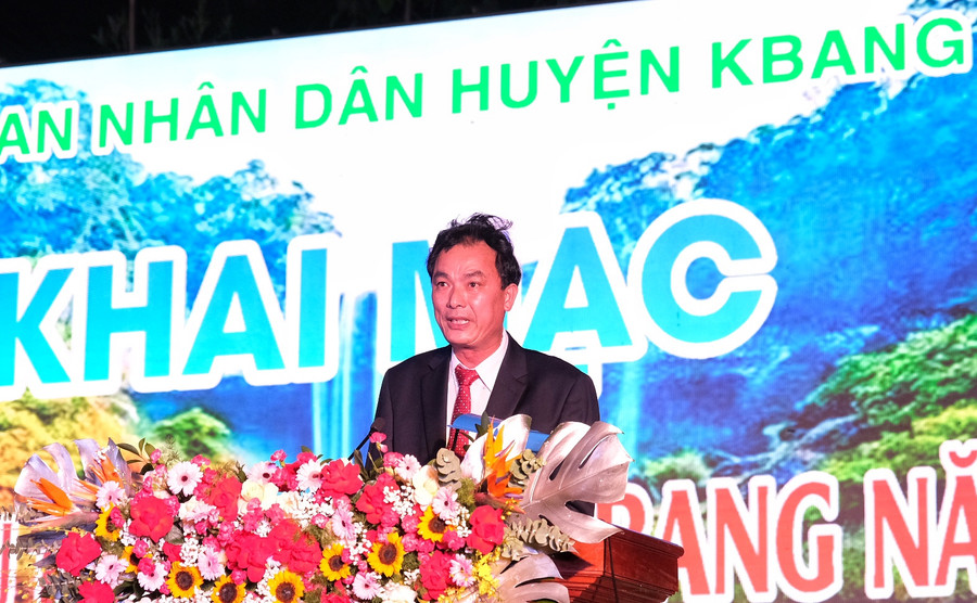 Phó Bí thư Huyện ủy, Chủ tịch UBND huyện Kbang Nguyễn Văn Dũng phát biểu khai mạc Ngày hội. Ảnh: Hoàng Ngọc Phó Bí thư Huyện ủy, Chủ tịch UBND huyện Kbang Nguyễn Văn Dũng phát biểu khai mạc Ngày hội. Ảnh: Hoàng Ngọc