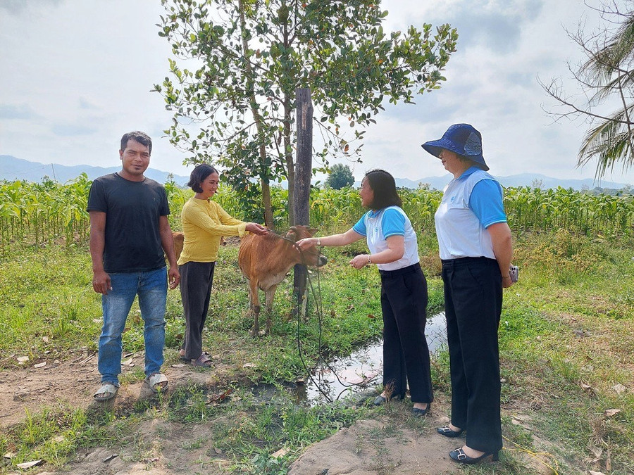 Quỹ hỗ trợ phụ nữ phát triển trao sinh kế cho gia đình chị Nay H’Uyt-hội viên phụ nữ xã Ia Trok, huyện Ia Pa. Ảnh: Minh Châu Quỹ hỗ trợ phụ nữ phát triển trao sinh kế cho gia đình chị Nay H’Uyt-hội viên phụ nữ xã Ia Trok, huyện Ia Pa. Ảnh: Minh Châu