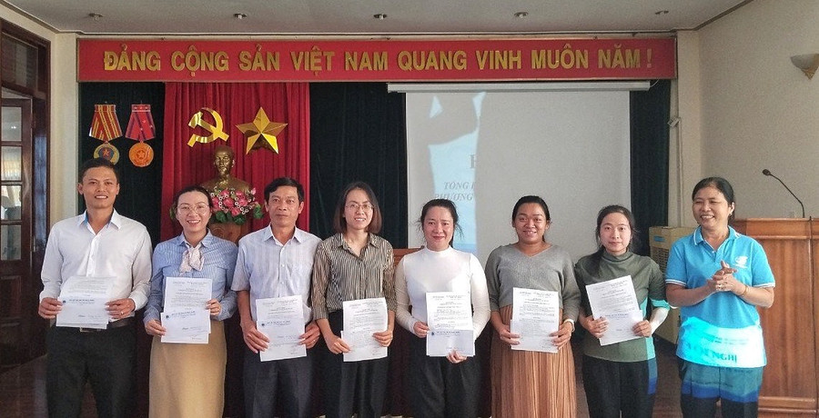 Khen thưởng các cá nhân có thành tích xuất sắc trong năm 2023. Ảnh: Minh Châu Khen thưởng các cá nhân có thành tích xuất sắc trong năm 2023. Ảnh: Minh Châu