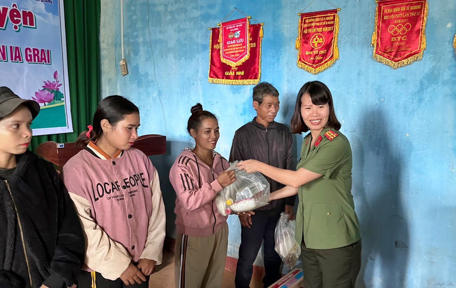 Ngày Phụ nữ Việt Nam là dịp để các nữ cán bộ, chiến sĩ Hội Phụ nữ Công an tỉnh tổ chức nhiều hoạt động thiện nguyện hướng về cơ sở. Ảnh: ĐVCC