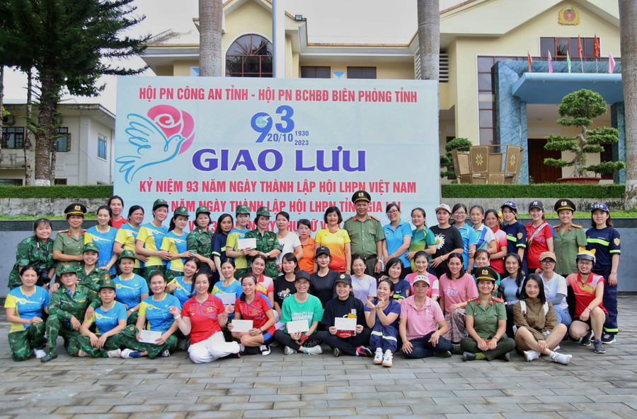 Ban tổ chức chụp hình lưu niệm cùng các đội tham gia. Ảnh: ĐVCC