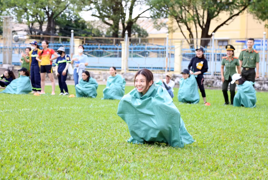 Sôi nổi các trò chơi dân gian. Ảnh: ĐVCC