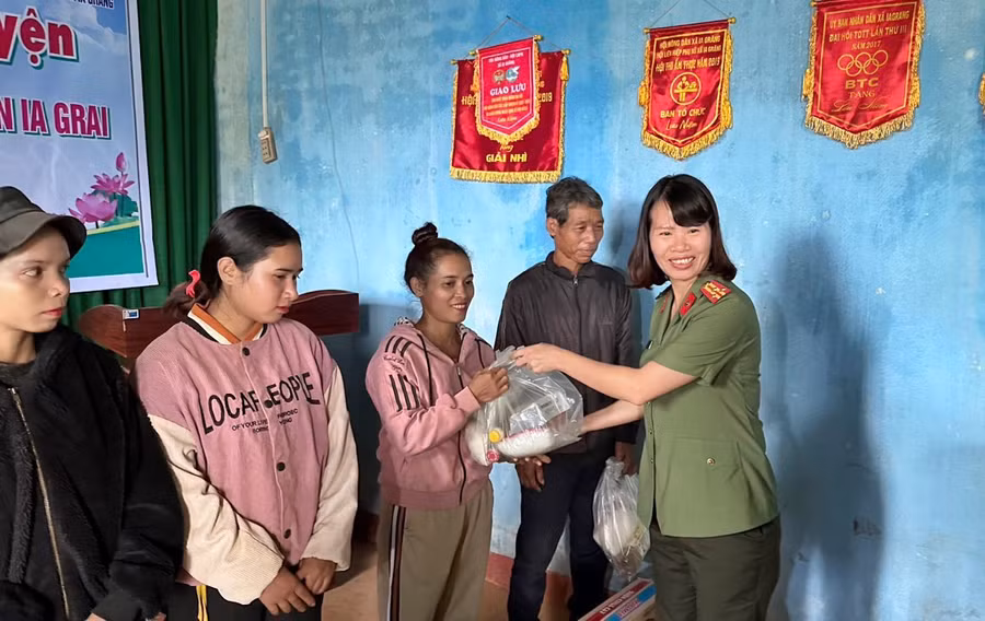 Ngày Phụ nữ Việt Nam là dịp để các nữ cán bộ, chiến sĩ Hội Phụ nữ Công an tỉnh tổ chức nhiều hoạt động thiện nguyện hướng về cơ sở. Ảnh: ĐVCC