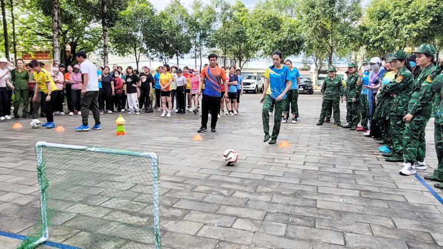 Chương trình giao lưu thể thao, chơi trò chơi dân gian thu hút sự tham gia, cổ vũ nhiệt tình của các hội viên. Ảnh: ĐVCC