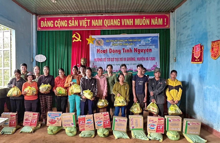 Hội Phụ nữ Cụm thi đua số 1 Công an tỉnh trao quà cho đồng bào nghèo tại xã Ia Grang, huyện Ia Grai. Ảnh: ĐVCC