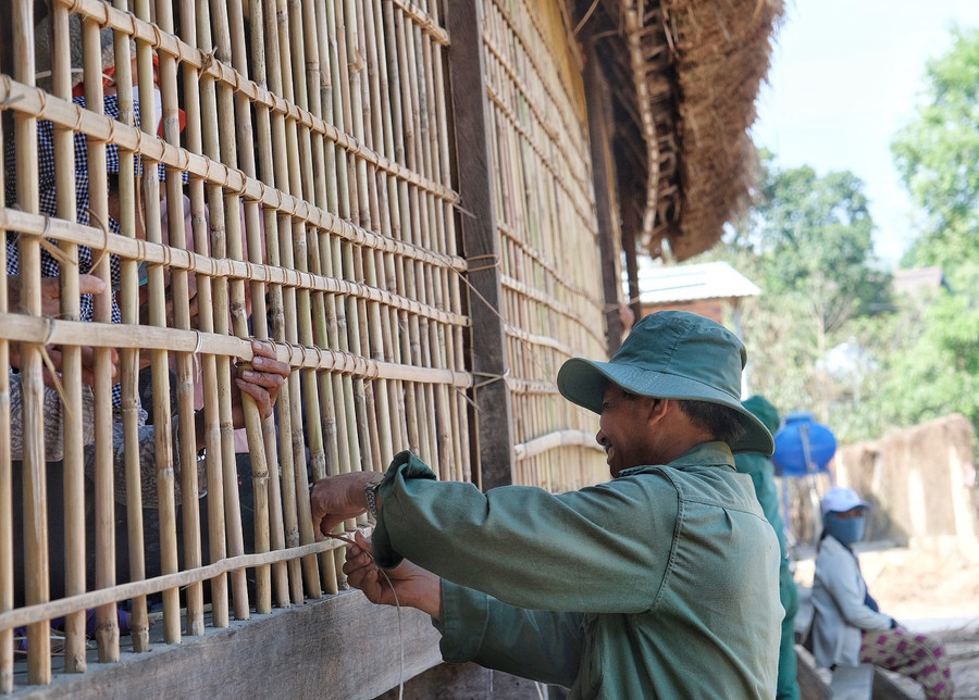 Những mối cột bằng dây mây đều tăm tắp Những mối cột bằng dây mây đều tăm tắp
