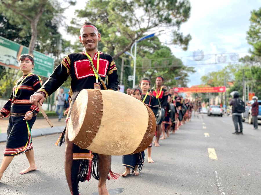 Những điệu múa trống huyền thoại của người Tây Nguyên khuấy động đường phố. Ảnh: Phương Duyên