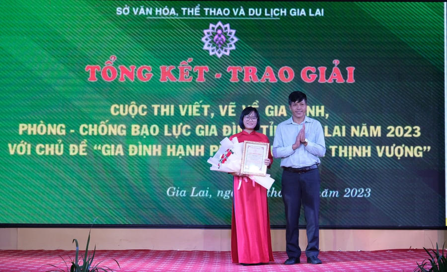 Chị Nguyễn Thị Nga-Hội Liên hiệp phụ nữ TP.Pleiku giành giải nhất cuộc thi viết về chủ đề phòng chống bạo lực gia đình. Ảnh: Hoàng Ngọc
