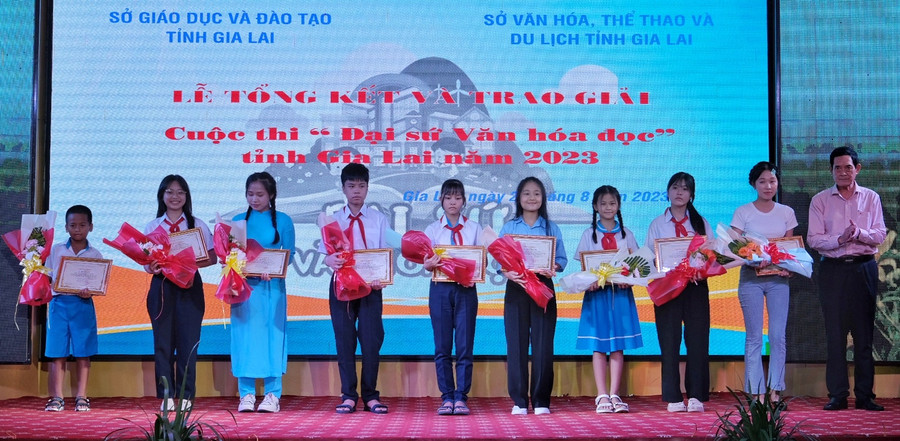 Phó Giám đốc Sở Văn hóa-Thể thao và Du lịch Nguyễn Đức Hoàng trao giải nhất cho các thí sinh tham gia cuộc thi &quot;Đại sứ văn hóa đọc&quot;. Ảnh: Hoàng Ngọc