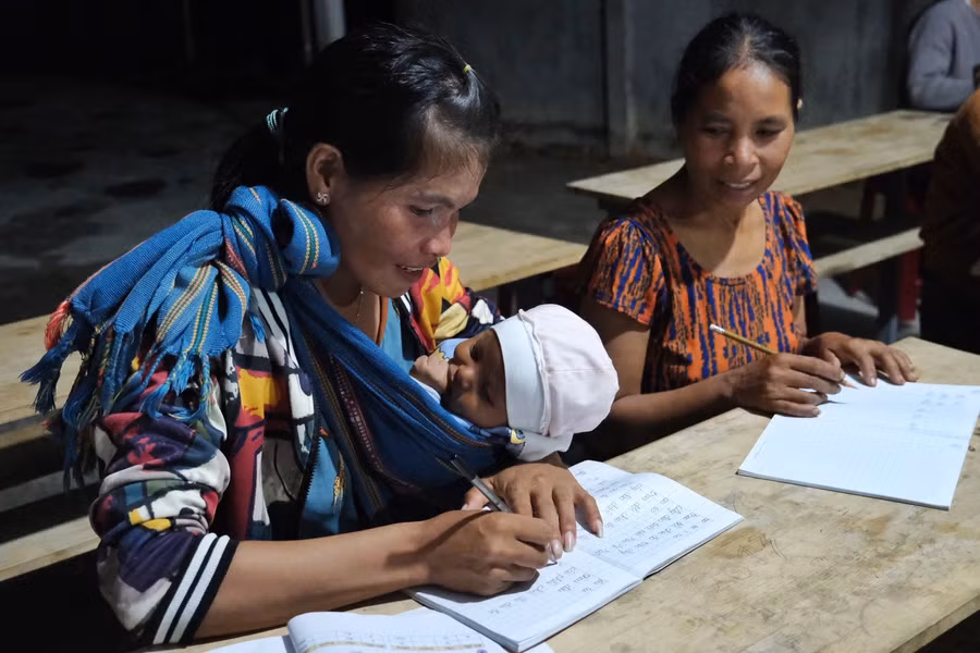 Nhờ các lớp xóa mù chữ và học nói thông thạo tiếng phổ thông, nhiều phụ nữ dân tộc thiểu số mạnh dạn, tự tin trong giao tiếp. Ảnh: Minh Châu